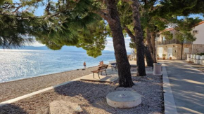Charmy rest house in Podaca